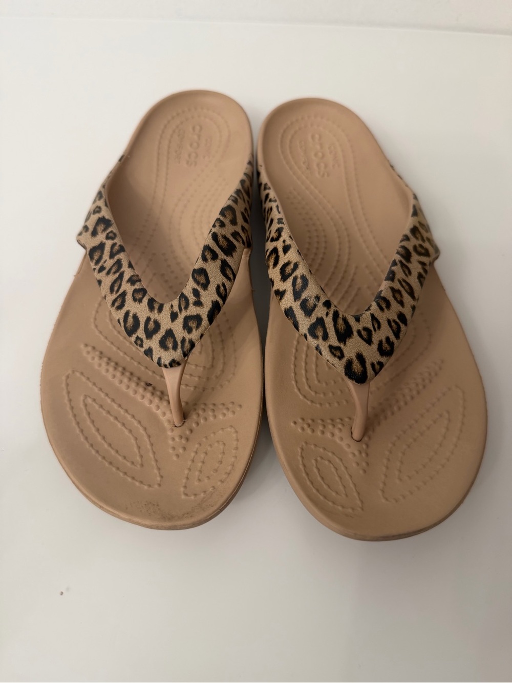 CROCS Women’s Leopard Strap Sandals in Beige and Black Size 7 - Picture 3 of 8